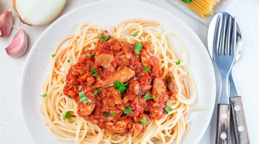 Spaghetti with tomato and tuna sauce